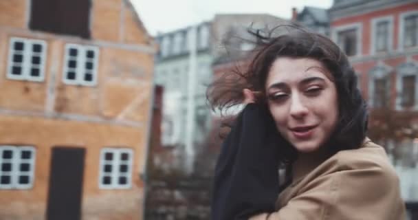 Прекрасна жінка в старому місті Орхусі — стокове відео