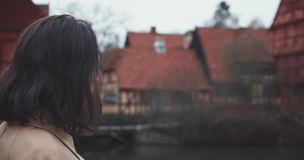 Vieille ville Aarhus avec belle femme — Video