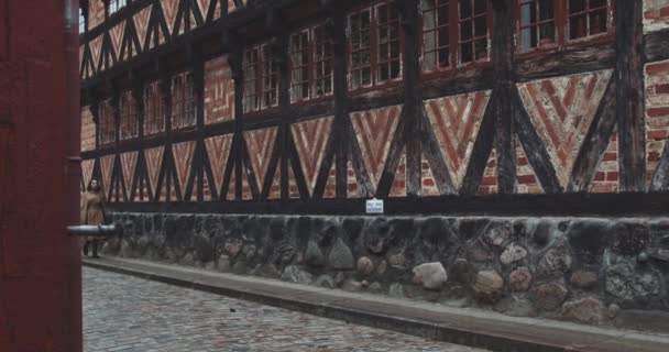 Perempuan In Long Coat Walking In Old Town Aarhus — Stok Video