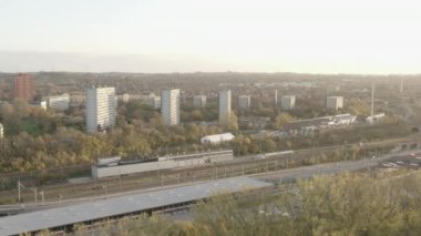 Apartman blokları olan İHA Şehrin Üzerinde