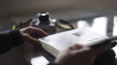 Adam Fotoğraf Albümünü Kapatıyor ve Kamerayı Topluyor