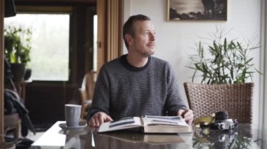 Fotoğraf Albümünden Hatırlayan Adam