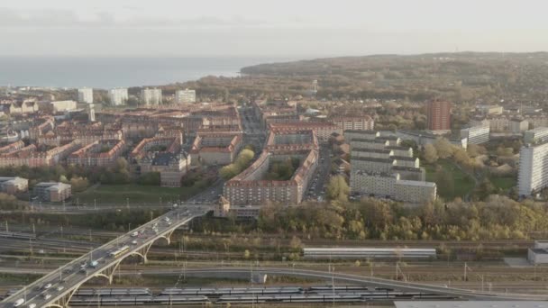 Drone sobre a cidade com blocos de apartamentos circundantes — Vídeo de Stock