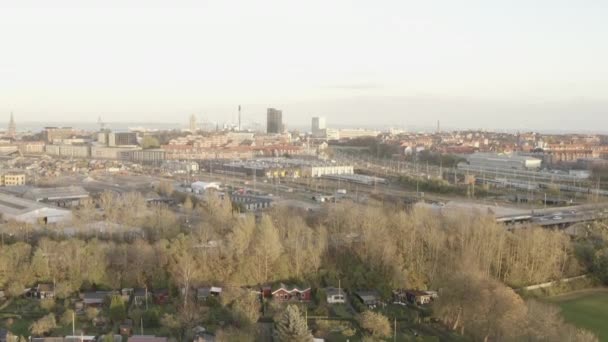 Let dronem nad městem a předměstím — Stock video