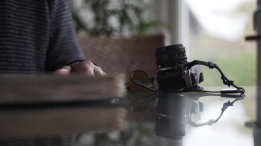 Adam Fotoğraf Albümünü Kapatıyor ve Kamerayı Topluyor