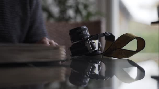 Homme Fermant Album de Photographie Et Ramassant Caméra — Video