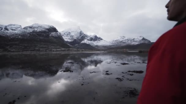 Wandelaar in rood bewonderend uitzicht op de bergen — Stockvideo