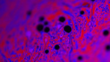 Pembe ve Mor Sıvı Sabun Yüzeyinden Makro Vuruş