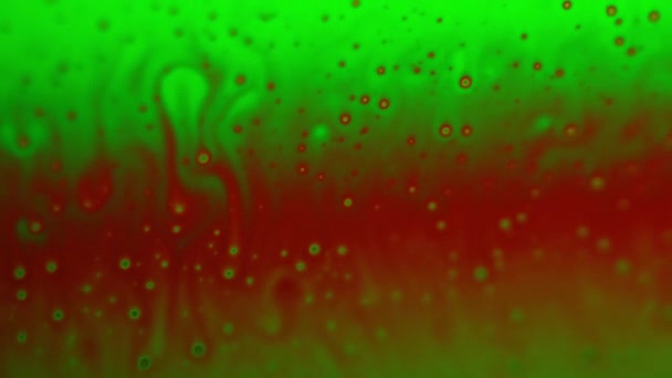 Макро-снимок ярких цветов с поверхности мыльного пузыря медленно движется — стоковое видео