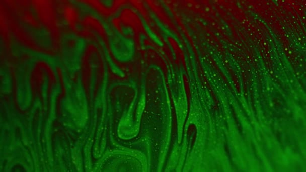 Макро-снимок мыльной пленки, создающий прекрасный абстрактный эффект галактики — стоковое видео