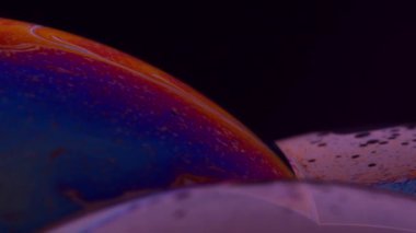 Girdap Hareketindeki Mürekkep Pigmentleri ve Yüzeyden Küçük Baloncuklar Oluşturuluyor