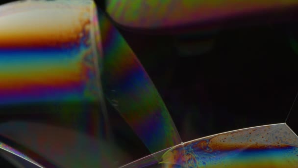 从肥皂水表面看彩虹色的迷幻镜头 — 图库视频影像