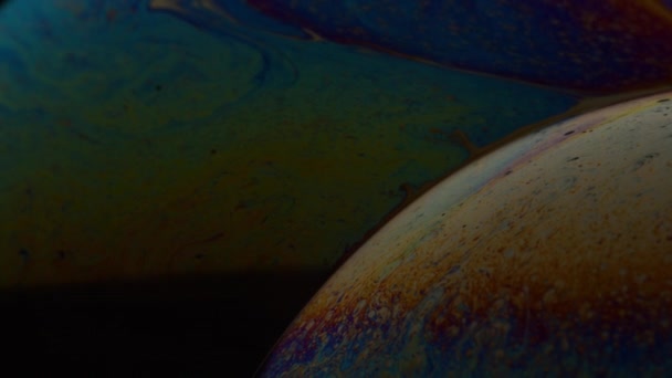Поверхность жидкого мыла с радужными красками в вихревом движении крупным планом — стоковое видео