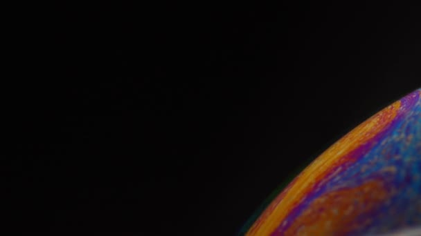 Panning Macro Scatto astratto di colorati colori arcobaleno sulla superficie della bolla — Video Stock