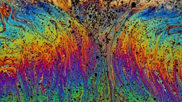 Kleine Blasen an der Oberfläche, umgeben von farbenfroher Flüssigkeit — Stockvideo