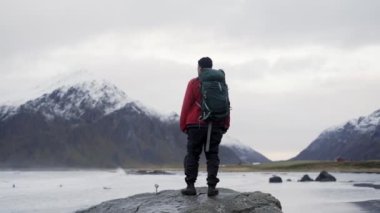Rock 'tan Sörfçü İzleyen Yürüyüşçü