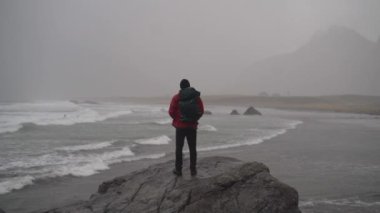 Yürüyüşçü Kaya 'da Duruyor Sörfçüyü İzliyor