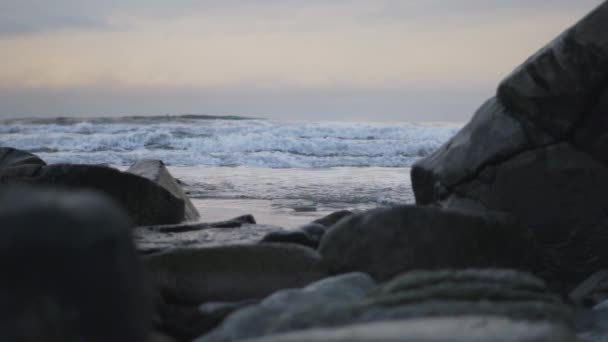 Θαλασσινά κύματα έρχονται στην βραχώδη ακτή — Αρχείο Βίντεο