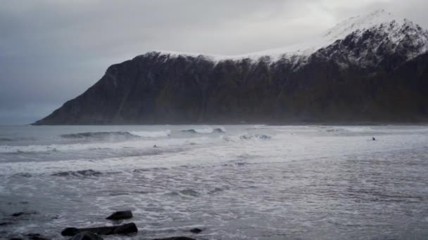 Dağın Altında Dalgalara Binen Sörfçü — Stok video