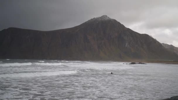 Surfer ligt aan boord in ruwe zee — Stockvideo