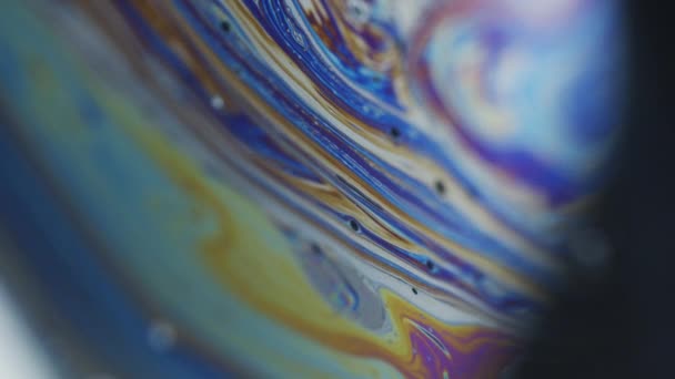 Macro-shot de beaux tourbillons de couleur pastel sur la surface d'une bulle de savon — Video