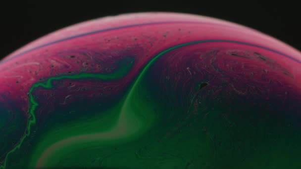 Макро-снимок вихревого движения, снятый с тонкого слоя мыльного пузыря — стоковое видео