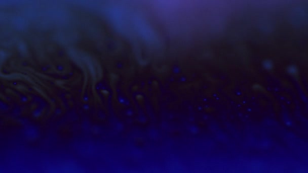 Ultra close-up shot van vloeibaar oppervlak in blauwe en kleine bubbels — Stockvideo