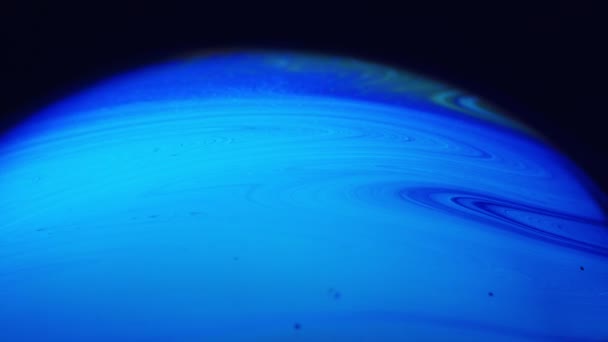 Καλλιτεχνική βολή της υγρής επιφάνειας διαλύματος που μοιάζει με ένα Galaxy — Αρχείο Βίντεο