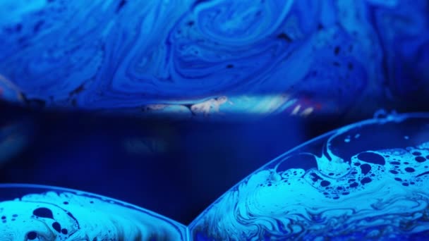 Macro girato di turbinii blu e belle linee dalla superficie della soluzione liquida — Video Stock