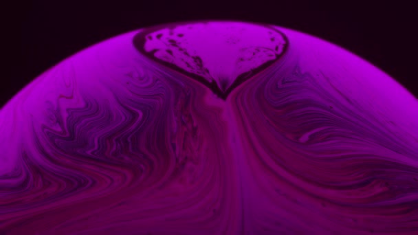 Burbuja grande que pasa a través de causar formación irregular en jabón líquido — Vídeos de Stock