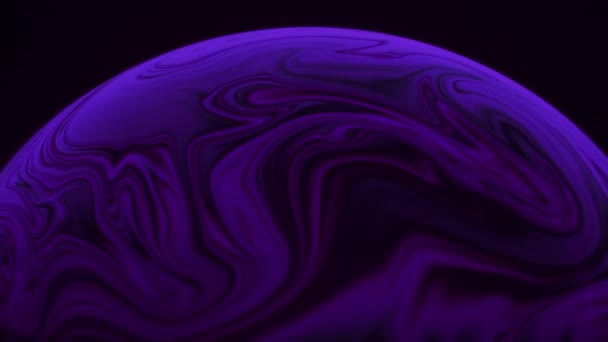 Belle prise de vue macro abstraite de savon liquide avec tourbillons de forme irrégulière — Video