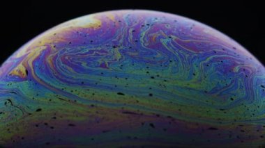 Sabunun film yüzeyinde renkli girdaplar ve siyah kabarcıklar