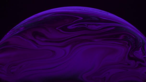 Surface du film de savon liquide avec de beaux tourbillons dans le violet profond — Video