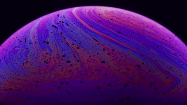 Eine Zusammenfassung von Farben und dunklen Blasen auf der Folienoberfläche der Seife — Stockvideo