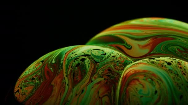 Verschiedene Farbschlieren auf der Oberfläche der Folienoberfläche der Seife: Abstrakte Makroaufnahme — Stockvideo