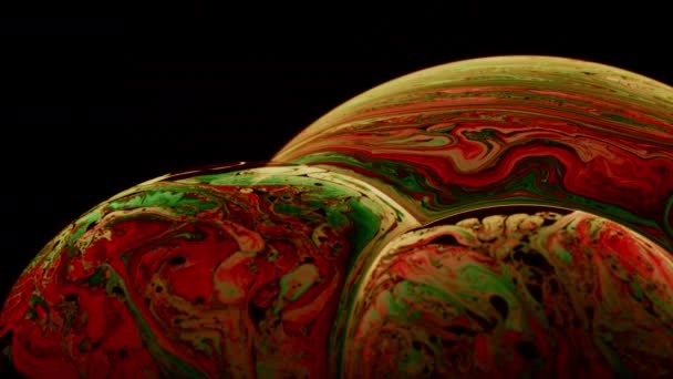 Прекрасный макроснимок поверхности мыльной пленки с оранжевым и зеленым цветом — стоковое видео