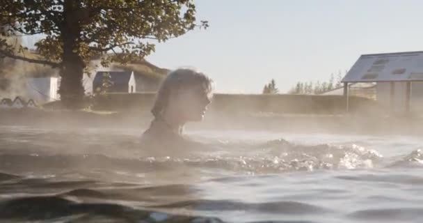 Piękna kobieta w gorącej wodzie źródlanej — Wideo stockowe