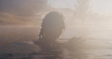 Güneşin altında Baharda Güzel Kadın