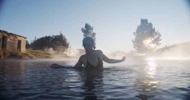 Jovem mulher no Quente primavera sob sol — Vídeo de Stock