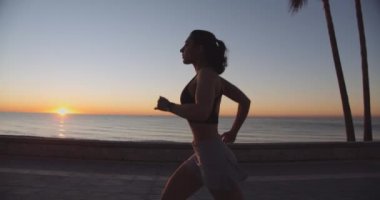 Kumsalda Koşan Genç Kadın