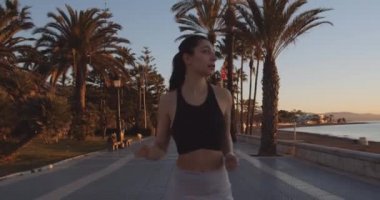 Kumsalda Koşan Kadın