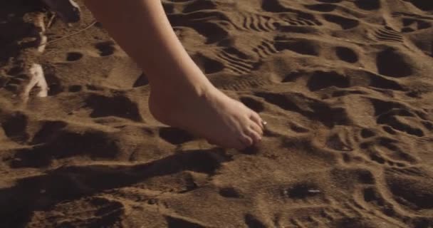 Mujer caminando descalza a través de arena — Vídeo de stock