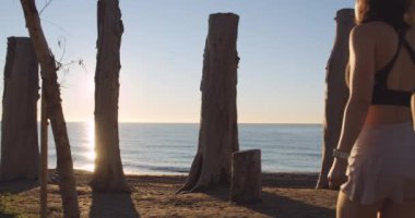 Ağaçların Arasında Yürüyen Atletik Genç Kadın