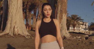 Plajda Ağaçların Arasında Yürüyen Genç Kadın