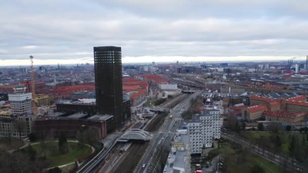 Drönare över järnvägen och skyskrapor i Västerbro — Stockvideo