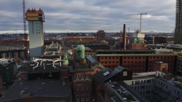 Voo de drone sobre a torre de elefantes e Carlsberg — Vídeo de Stock