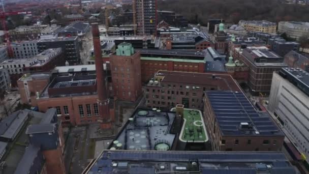 Drohnenflug über der Carlsberg-Brauerei — Stockvideo