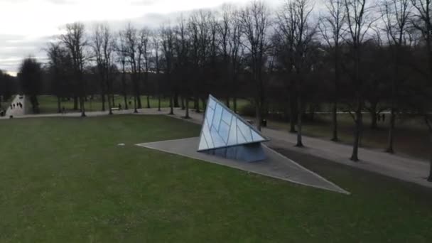 Drone sobre la entrada de vidrio al museo — Vídeo de stock