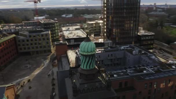 Drone flyvning over elefanttårnet og Carlsberg – Stock-video