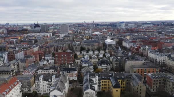 Drón épületek felett Frederiksberg városában — Stock videók